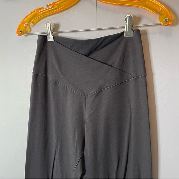 Aerie Women's crossover waist Black leggings size large - Picture 2 of 8
